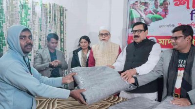 মাদারীপুর প্রেস ক্লাবে নিম্নআয়ের মানুষের মধ্যে শীতবস্ত্র বিতরণ করেছেন আওয়ামী লীগের প্রেসিডিয়াম সদস্য শাজাহান খান