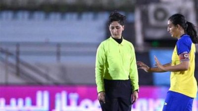 বামে আনুদ আল আসমারি। 
