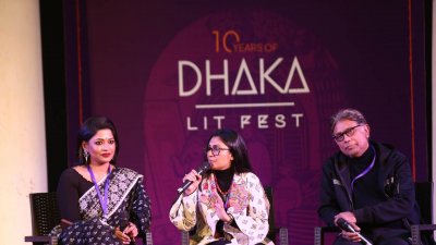 মঞ্চে আজমেরী হক বাঁধন, বন্যা মির্জা ও আফজাল হোসেন