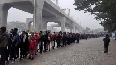 ছুটির দিনে মেট্রোরেলে ওঠার জন্য যাত্রীদের ভিড় (ছবি: রিয়াদ তালুকদার)