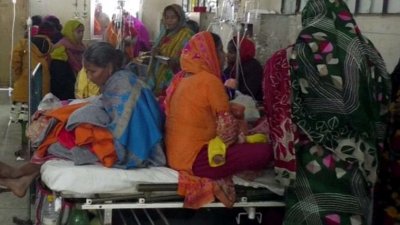 এভাবেই গাদাগাদি করে চিটকিৎসা নিতে হচ্ছে রংপুর মেডিক্যালে