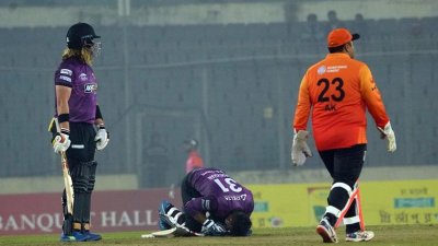 আজম খানের সেঞ্চুরি ম্লান করে দিয়ে ওসমান খানের সেজদাহ