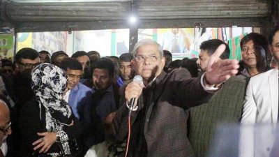 দলীয় কার্যালয়ের সামনে নেতাকর্মীদের উদ্দেশে বক্তৃতা করছেন মির্জা ফখরুল ইসলাম আলমগীর