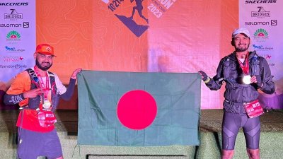 বাংলাদেশের পতাকা হাতে বামে ইহসান, ডানে ইমামুর।