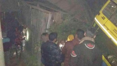 গুঁড়িসহ উল্টে যায় ট্রাক