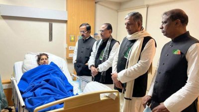 যুব মহিলা লীগের সাধারণ সম্পাদক শারমিন সুলতানা লিলিকে দেখতে যান আওয়ামী লীগের নেতারা