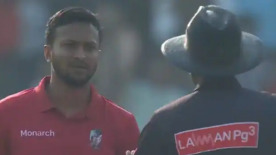 আম্পায়ারের সঙ্গে তর্কেও জড়ান সাকিব।