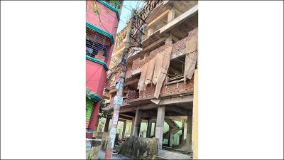 কোনও বেষ্টনী না দিয়েই চলছে ভবনের কাজ