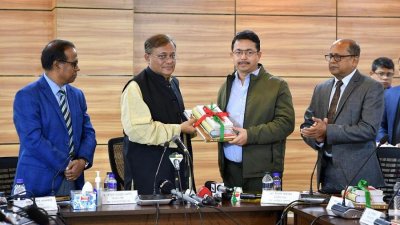 ভারতীয় সাংবাদিকের সঙ্গে মতবিনিময় অনুষ্ঠান শেষে তথ্যমন্ত্রীর হাতে বই তুলে দেওয়া হচ্ছে