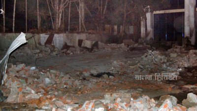 বরিশাল নগরীর কেন্দ্রীয় শহীদ মিনার সংলগ্ন ৮০ বছরের পুরনো মোহামেডান স্পোর্টিং ক্লাবের ভবনটি রাতের আঁধারে গুঁড়িয়ে দিয়েছে সিটি করপোরেশন