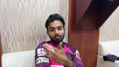 তৌহিদের আঙুলে আটটি সেলাই পড়েছে।
