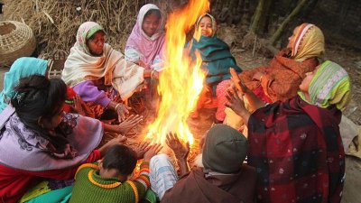 তীব্র শীতে আগুন পোহাচ্ছেন নারীরা