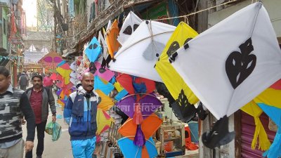 সাকরাইন উপলক্ষে শাঁখারীবাজারে জমে উঠেছে নাটাই-ঘুড়ির বিকিকিনি