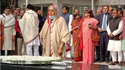 বঙ্গবন্ধুর প্রতিকৃতিতে ফুল দিয়ে শ্রদ্ধা নিবেদন করেছেন মতিয়া চৌধুরী