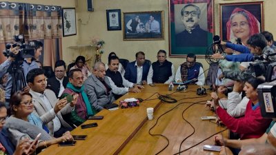 ধানমন্ডিতে আওয়ামী লীগ সভাপতির রাজনৈতিক কার্যালয়ে যৌথসভায় ওবায়দুল কাদেরসহ অন্যান্য নেতারা