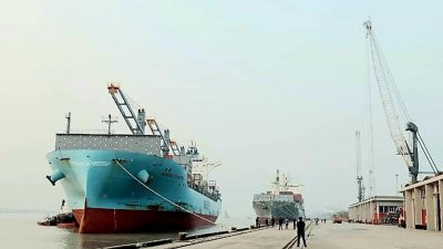 মোংলা বন্দরে প্রথমবারের মতো একসঙ্গে বড় দুই জাহাজ