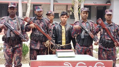 আটক পাচারকারী