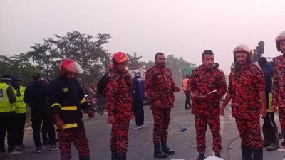 ঘটনাস্থলে উদ্ধারকর্মীরা
