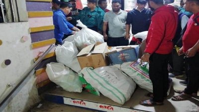 হাজারী গলিতে অভিযান, দুই গুদামে ৪০ লাখ টাকার অনিবন্ধিত ওষুধ