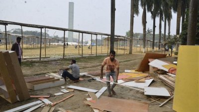 সোহরাওয়ার্দী উদ্যান প্রাঙ্গণে স্টল নির্মাণের কাজে ব্যস্ত শ্রমিকরা। ছবি: নাসিরুল ইসলাম