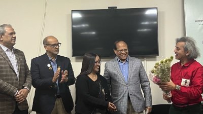 মমতাজউদদীন নাট্যকার পুরস্কার তুলে দেওয়া অনুষ্ঠানের একটি মুহূর্ত