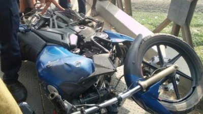 দুর্ঘটনাকবলিত মোটরসাইকেল