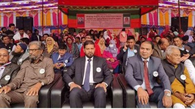 সাবেক অধ্যক্ষ এম ওয়াজেদ আলী (সামনের সারিতে ডানে)