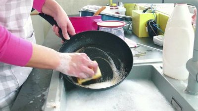 বাসন মাজতে গিয়ে দেখলেন সাবান শেষ, কী করবেন?