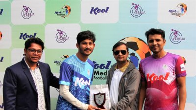 ম্যাচসেরার পুরস্কার নিচ্ছেন বাংলা ট্রিবিউনের আমিনুল ইসলাম আসিফ।