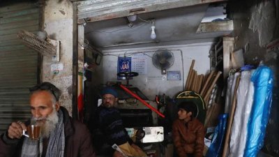 বিদ্যুৎ না থাকায় প্রভাব পড়েছে ব্যবসা প্রতিষ্ঠানে। ছবি: রয়টার্স
