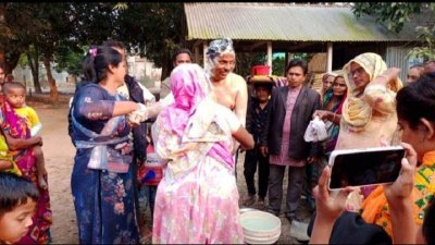 কারাগার থে‌কে বেরিয়ে দুধ দি‌য়ে গোসল করলেন চেয়ারম্যান 