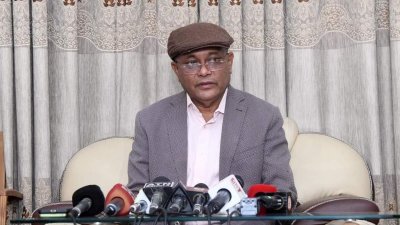 গণমাধ্যমকর্মীদের সঙ্গে কথা বলছেন তথ্য ও সম্প্রচারমন্ত্রী ড. হাছান মাহমুদ