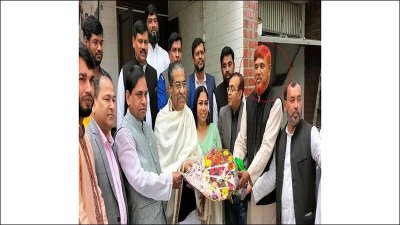 আবুল হাসনাত আবদুল্লাহ এমপির হাতে ফুলের তোড়া দিয়ে আওয়ামী লীগে যোগ দেন আনোয়ার হাওলাদার