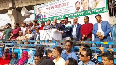 পদযাত্রা কর্মসূচিতে বক্তৃতা করছেন মির্জা ফখরুল ইসলাম আলমগীর