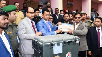 বিতরণ করা হয়েছে নির্বাচনি সামগ্রী