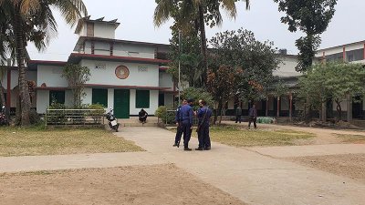 ভোটকেন্দ্রগুলোতে সুনসান নীরবতা