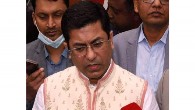 সাংবাদিকদের সঙ্গে কথা বলছেন মেয়র শেখ ফজলে নূর তাপস