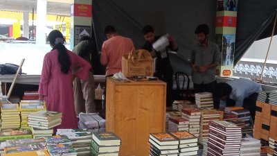 মেলার প্রথমদিনে বই গোছাতে ব্যস্ত ছিলেন বিক্রয়কর্মীরা