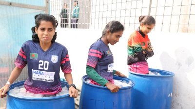 বাংলাদেশ অধিনায়ক শামসুন্নাহার (সবার বামে)।