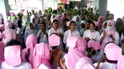 নার্সিং কলেজের ছাত্রীদের বিক্ষোভ