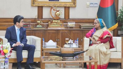 জাপান ব্যাংক ফর ইন্টারন্যাশনাল কোঅপারেশনের (জেবিআইসি) গভর্নর নবুমিতশু হায়াশি গণভবনে প্রধানমন্ত্রী শেখ হাসিনার সঙ্গে সাক্ষৎ করেন (ছবি: ফোকাস বাংলা)