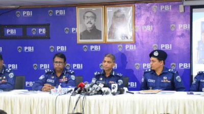 সংবাদ সম্মেলনে বক্তব্য রাখছেন পিবিআই প্রধান বনজ কুমার মজুমদার