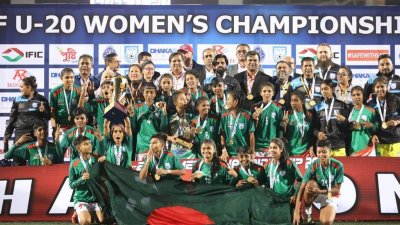 শিরোপা জয়ী অনূর্ধ্ব-২০ নারী ফুটবল দল।