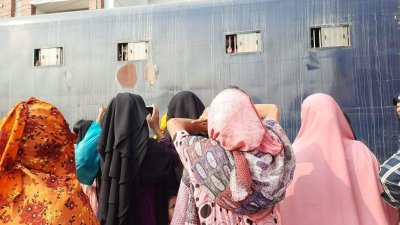 আদালতে আনা আসামিদের প্রিজন ভ্যান ঘিরে স্বজনরা