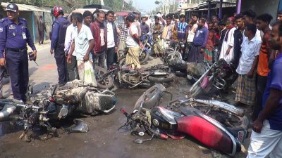 বিএনপি নেতাকর্মীরা মোটরসাইকেলে আগুন ধরিয়ে দেন বলে অভিযোগ উঠেছে