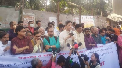 গণতন্ত্র মঞ্চ আয়োজিত প্রতিবাদী পদযাত্রার আগে এক সমাবেশে বক্তব্য রাখেন গণসংহতি আন্দোলনের প্রধান সমন্বয়ক জোনায়েদ সাকি