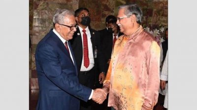 বর্তমান রাষ্ট্রপতি আবদুল হামিদের সঙ্গে রাষ্ট্রপতি প্রার্থী মোহাম্মদ সাহাবুদ্দিন চুপ্পু