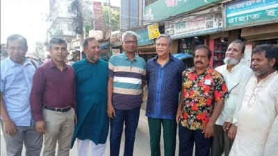পাবনার স্থানীয় রাজনীতিক ও সাংবাদিকদের সঙ্গে মো. সাহাবুদ্দিন (ডান দিক থেকে চতুর্থ)