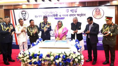 বাংলাদেশ কোস্ট গার্ডের  ২৮তম প্রতিষ্ঠাবার্ষিকীর অনুষ্ঠানে প্রধানমন্ত্রী শেখ হাসিনা (ছবি: ফোকাস বাংলা)