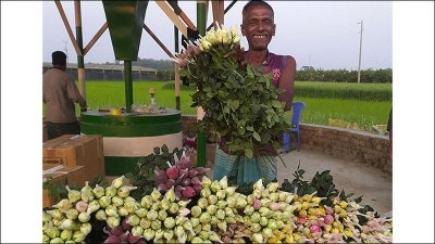 ভালোবাসা দিবস উপলক্ষে ফুলের রমরমা ব্যবসা